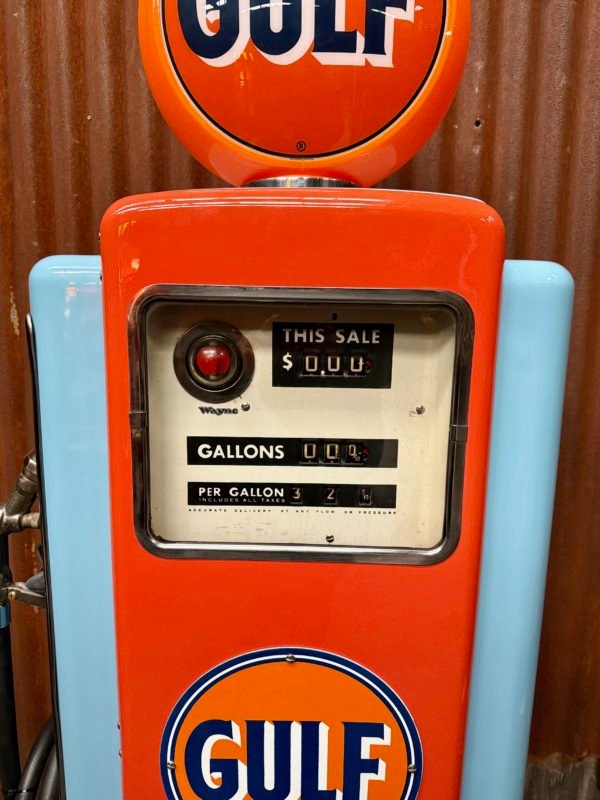 Restored 1948 Gulf Wayne gas pump - Image 4