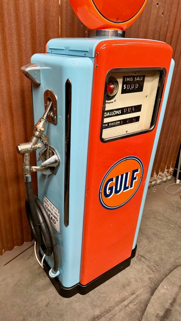 Restored 1948 Gulf Wayne gas pump - Image 2