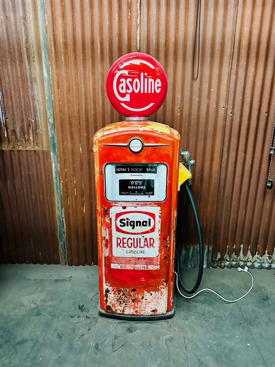 1958 Signal Gasoline American gas pump with original patina. - Image 3