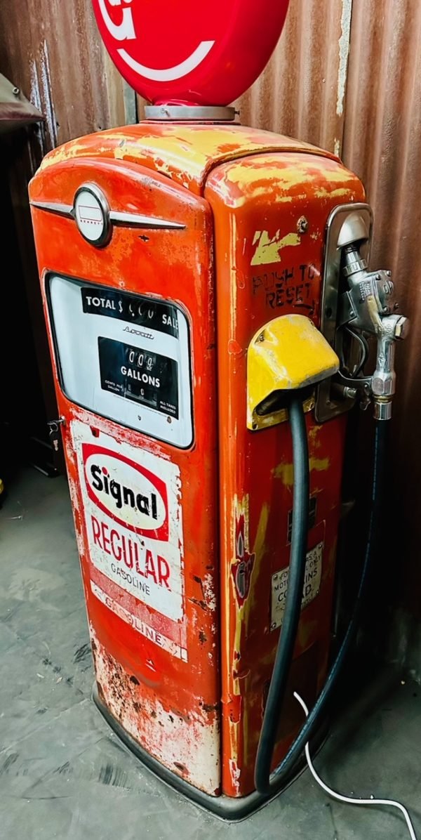 1958 Signal Gasoline American gas pump with original patina. - Image 5