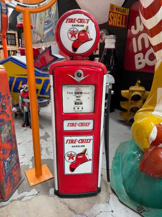 1950 Texaco Fire Chief American gas pump , enamelled