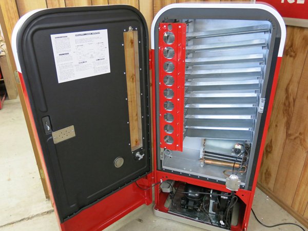 Vendo 81B Coca Cola Machine For Sale - Image 2