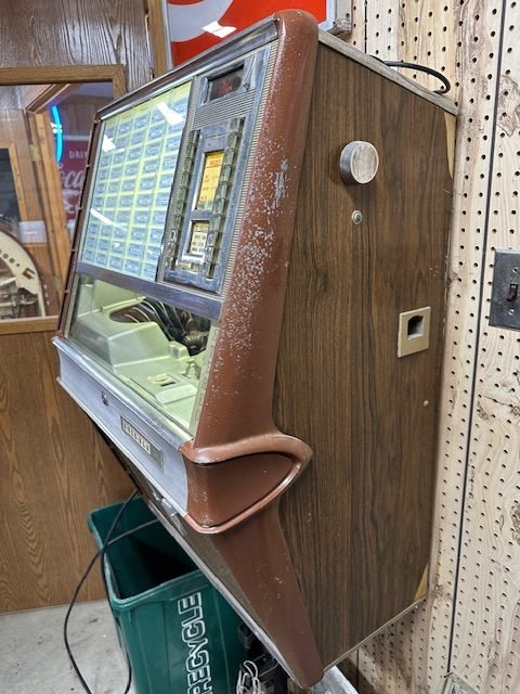 1965 Wallmount Rock-ola 430 45 rpm Vinyl Jukebox For Sale - Image 2